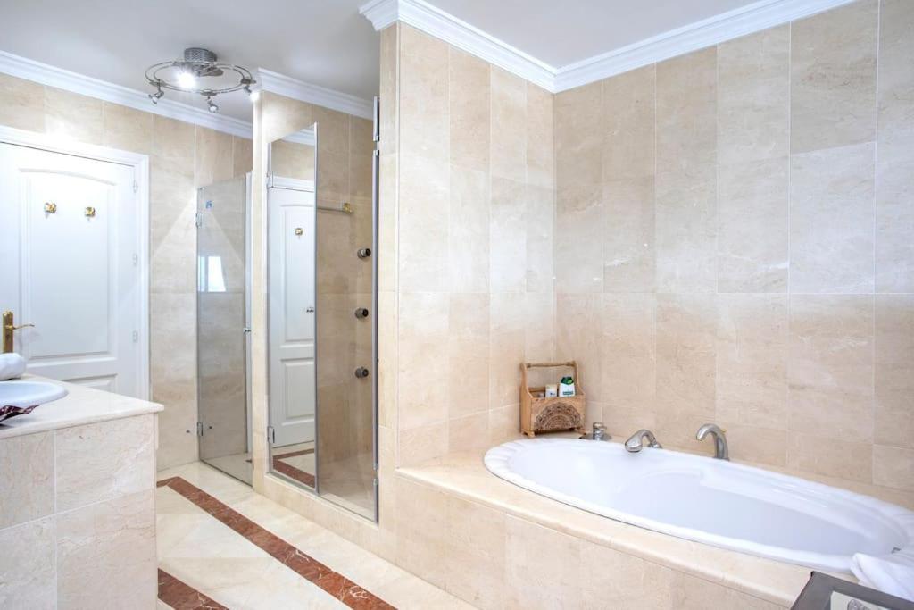Estepona Luxury Seafront Penthouse With Parking Extérieur photo
